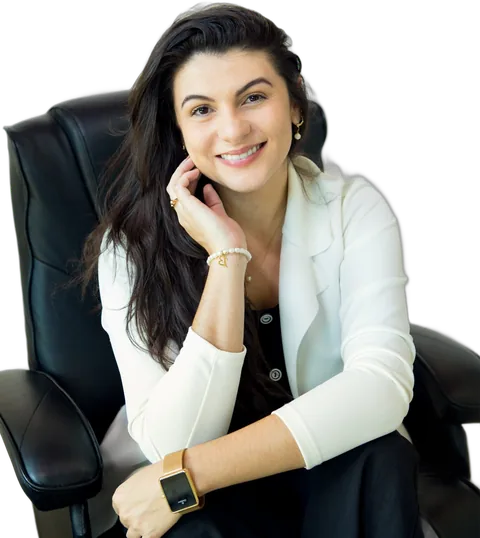 Bárbara Vitoriano, fundadora da clínica, sorrindo, sentada em uma poltrona